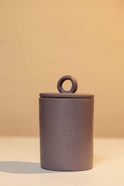 Ceramic storage pot with lid